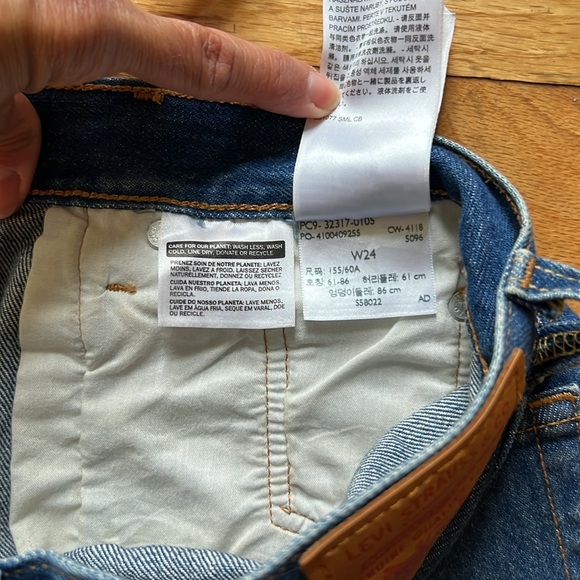 Levi’s 501 Denim Shorts - Picture 6 of 6